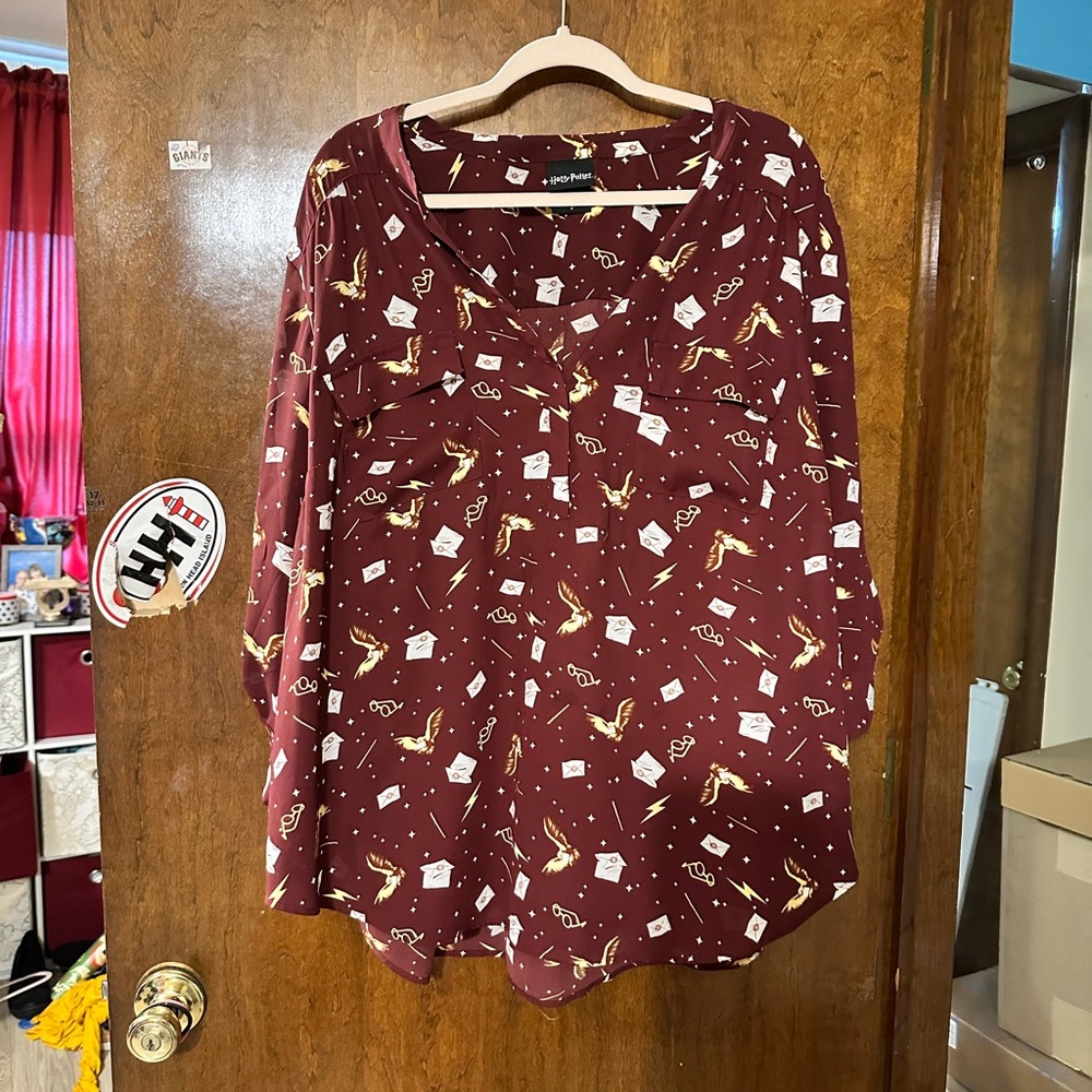 Torrid- Harry Potter Red Stars & Wands Georgette Harper Blouse- Size 3 🌟 EUC 🌟
